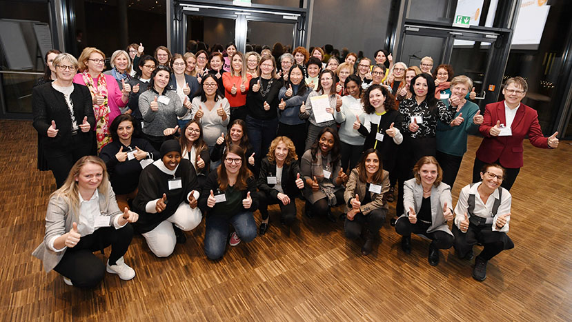 Das Gruppenbild zeigt alle Mentorinnen und Mentees des Programms